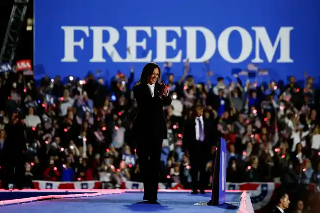 特朗普在暴风雨前夕展现高昂斗志