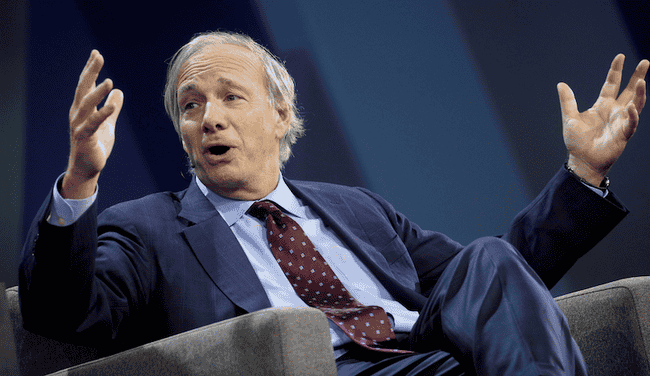 桥水基金创始人警示全球债务危机，力荐黄金与比特币等硬资产