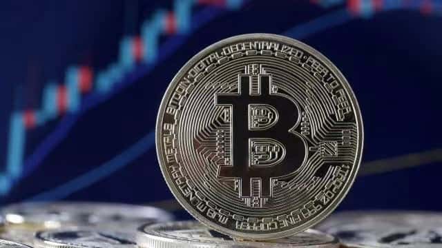 比特币暴跌至$91200创月新低，交易所储备外流，巨鲸暗中增持