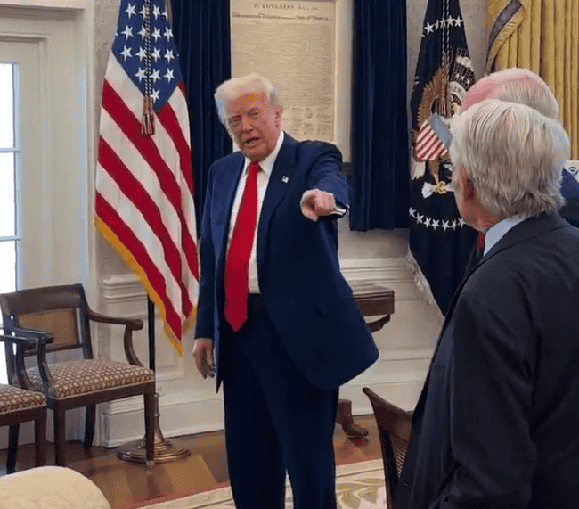 特朗普被曝市场操控实锤，白宫内部视频泄露：下属狂赚25亿，总统分得5亿，庆功现场曝光