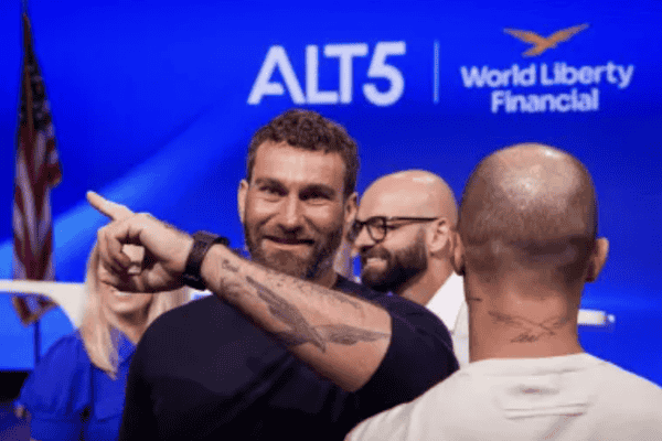 川普之子与“加密庞克”：西装掩盖下的WLFI黑金交易