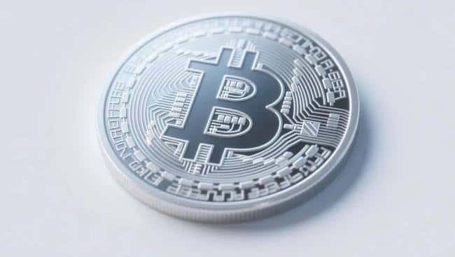 比特币市场多空激战，未来走势暴涨暴跌引关注