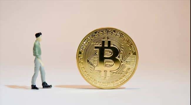 比特币跃升至8.3万高位，以太坊震荡不止！币圈资金短缺，布局策略何在？