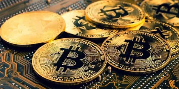 比特币崩盘！10.5万关口失守，爆仓潮席卷而来！