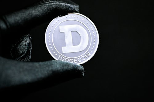 特朗普拟建多元化加密货币战略储备，社区反应强烈