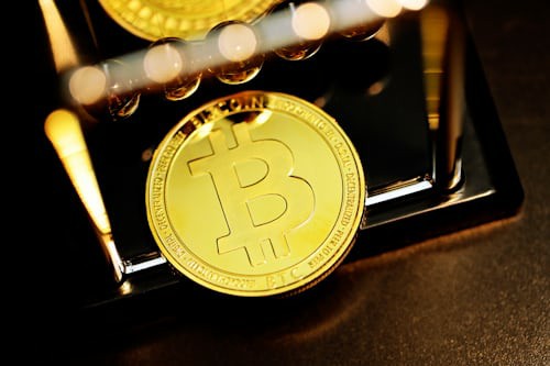 比特币大插针致56万人爆仓，市场回调风险加剧