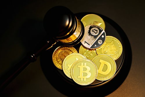 比特币价格突破97000美元,未平仓合约激增预示市场转折点?