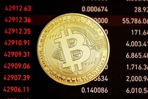 比特币短期回调与宏观博弈：CPI数据与ETF资金流成关键指引